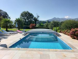 una piscina en medio de un patio en Villa Goxoki avec piscine Saint Jean Pied de Port en Saint-Jean-Pied-de-Port