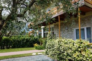 A garden outside Residence Rivachiara (check-in at Hotel Riviera in Viale Rovereto, 95)