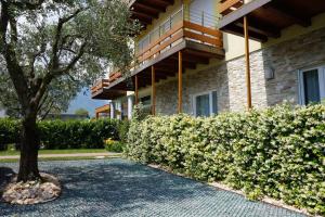 A garden outside Residence Rivachiara (check-in at Hotel Riviera in Viale Rovereto, 95)