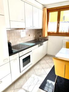 Nhà bếp/bếp nhỏ tại Zentral bei Kongresshaus, Langlaufloipe, Hallenbad, Garage, WIFI, voll ausgestattet - Fewo Gian