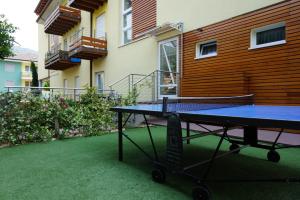 Pöytätennistä majoituspaikassa Residence Rivachiara (check-in at Hotel Riviera in Viale Rovereto, 95) tai lähistöllä