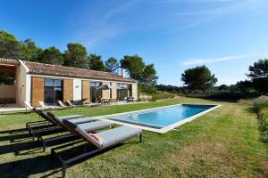 a house with a swimming pool in the yard at La Bergerie du Roy-Chambres D'hôtes- in Rognes