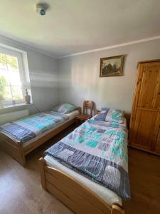 um quarto com 2 camas e uma janela em Pokoje Gdynia Demptowo em Gdynia