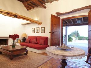 sala de estar con sofá rojo y mesa en Can Mariano, en Ibiza
