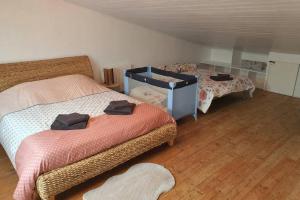 een kamer met 2 bedden bij Maison avec Jardin, proche de la plage N'3 in Équihen-Plage