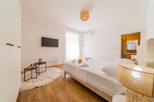 Televízia a/alebo spoločenská miestnosť v ubytovaní Central Seaside Residence