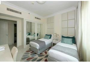 Postel nebo postele na pokoji v ubytování Luxurious Apartments - Damac Mall Street