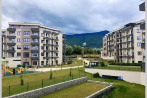 un complejo de apartamentos con parque infantil en Yellow Apart @ Vitosha, Sofia, en Sofía