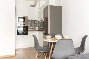 cocina blanca con mesa y sillas en Yellow Apart @ Vitosha, Sofia, en Sofía 5 fotos más