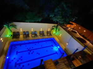 Una vista aérea de una piscina por la noche. en Curazao Hotel -Centro Histórico-, en Santa Fe de Antioquia