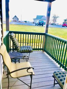 two chairs and a table on a porch at Beech Mountain Cozy Condo in Beech Mountain