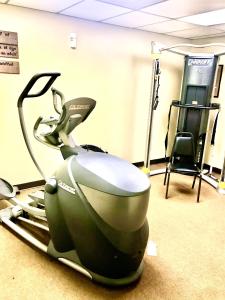 una palestra con una cyclette su un tapis roulant di Beech Mountain Ski Suite a Beech Mountain Altre 5 foto