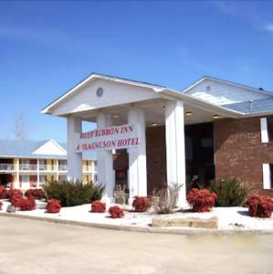 ein Gebäude mit Schild für ein hawaiianisches Hotel in der Unterkunft Blue Ribbon Inn and Suites in Sallisaw