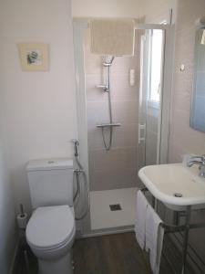 Ванная комната в Hotel L'Ancre d'or