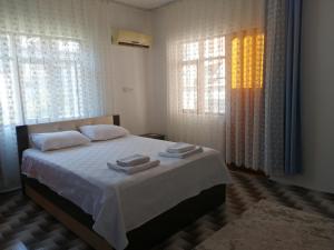ein Schlafzimmer mit einem Bett mit zwei Handtüchern darauf in der Unterkunft Daltur Cıty Apart in Dalaman