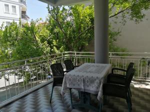 eine Veranda mit einem Tisch und Stühlen auf dem Balkon in der Unterkunft Daltur Cıty Apart in Dalaman