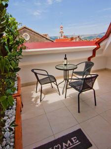 patio con tavolo e sedie sul tetto di Laura Lux Suites a Spalato (Split)