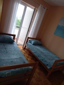 Postel nebo postele na pokoji v ubytování Novalja Marine Beach