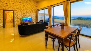 Μια τηλεόραση ή/και κέντρο ψυχαγωγίας στο Villa Selim - 1 Bed Honeymoon Villa with jacuzzi in Kalkan