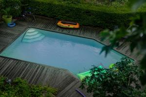 สระว่ายน้ำที่อยู่ใกล้ ๆ หรือใน Le Moonloft insolite Tiny-House dans les arbres & 1 séance de sauna pour 2 avec vue panoramique