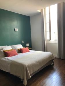 Postel nebo postele na pokoji v ubytování Hôtel des Cymaises