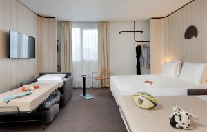Ένα ή περισσότερα κρεβάτια σε δωμάτιο στο Kyriad Clermont-Ferrand-Sud - La Pardieu