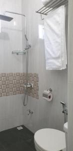 y baño con ducha y aseo. en Boegas View Guesthouse, en Vaikaradhoo
