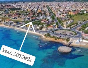 widok miasta i oceanu z lotu ptaka w obiekcie Villa Costanza Casa Vacanze w mieście Avola