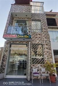 a building with a sign on the front of a restaurant at Hospedaje Lunita in Lunahuaná