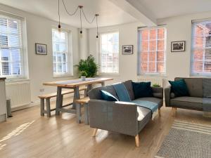 a living room with a couch and a table at 1 Central Chambers in Stratford-upon-Avon