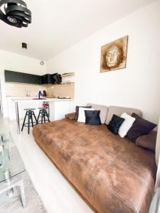 Posteľ alebo postele v izbe v ubytovaní Krásny moderný 1-izbový byt, novostavba + parking