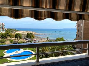 een balkon met uitzicht op de oceaan bij 14 Bahía Playa Almadraba in Alicante