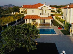 una vista aérea de una casa con piscina en Villa Vista Gold, en Muğla