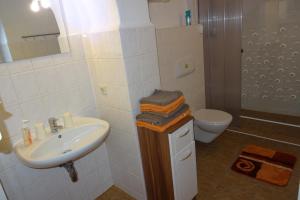 un bagno con lavandino e WC di Müllers erste Ferienwohnung in der Altstadt von Görlitz a Görlitz Altre 2 foto