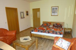 una camera da letto con un letto e un soggiorno di Müllers erste Ferienwohnung in der Altstadt von Görlitz a Görlitz