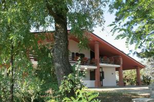 une maison avec un arbre en face dans l'établissement Casale del fattore, à Cesena