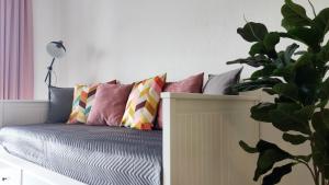 - un canapé avec des oreillers colorés dans l'établissement Ferienwohnung AlpenGlück im Ferienpark Oberallgäu mit Hallenbad, Sauna, WLAN, à Missen-Wilhams 45 autres photos