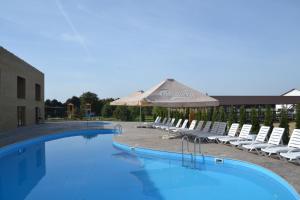 Bazén v ubytovaní Dergachov Guest House alebo v jeho blízkosti
