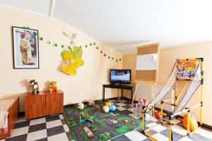 Televízia a/alebo spoločenská miestnosť v ubytovaní Dergachov Guest House