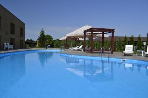 Bazén v ubytovaní Dergachov Guest House alebo v jeho blízkosti
