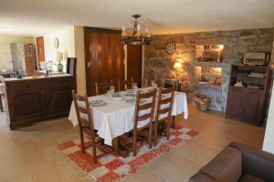 a dining room with a table and a kitchen at Casa das Lages in Viariz