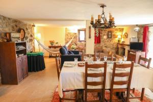 una sala da pranzo e un soggiorno con tavolo e sedie di Casa das Lages a Viariz