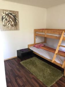 Двухъярусная кровать или двухъярусные кровати в номере Vacker hus i naturen