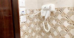 un téléphone suspendu sur un mur dans une pièce dans l'établissement برج الأعمال, à Qal'at Bishah