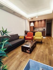 een woonkamer met een bank en 2 stoelen bij 3 double bedrooms apartment in Montmartre near subway AC in Parijs