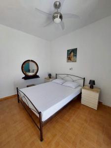1 dormitorio con cama y espejo en la pared en Dimitrios en Pórto Káyio