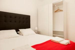 - une chambre avec un grand lit blanc et une couverture rouge dans l'établissement Costa do Castelo Terrace, em Rua dos Lagares 8, à Lisbonne