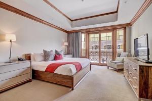 Voodi või voodid majutusasutuse The Vail Collection at the Ritz Carlton Residences Vail toas