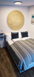 - une chambre avec un grand lit et un panier mural dans l'établissement Apartment 401, à Bergün