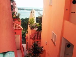 ポルト・チェルボにあるBeautiful Villa With Sea View to Porto Cervoの植物のある建物のバルコニーからの眺め